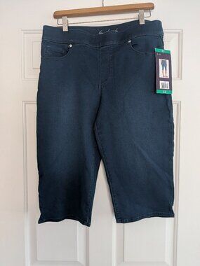 Gloria Vanderbilt Pull on Skimmer Capris  NWT Size 12  Dark Blue